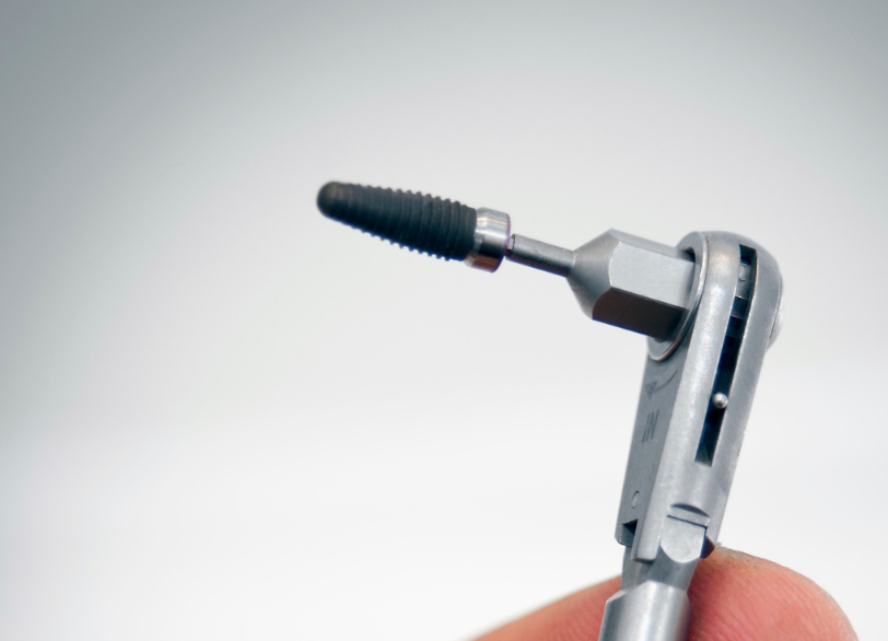 信頼性の高いインプラントメーカー｜クリア総合歯科