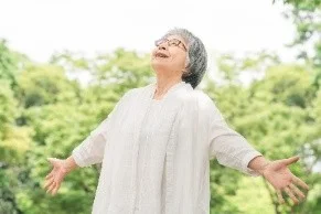 深呼吸をする女性