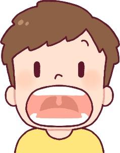 歯並びを見せる男の子