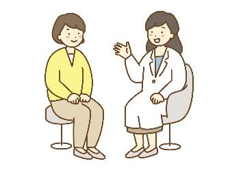 歯科医院で粘液嚢胞の相談をする女性