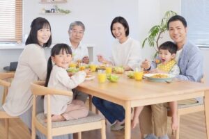 笑顔を見せる家族